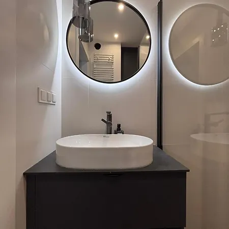 White Glove Deluxe Stara Warszawska אולז'טין